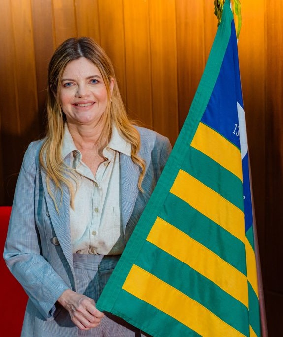 Maria das Graças de Moraes Souza Nunes, Gracinha Mão Santa, ao lado da bandeira do Piauí